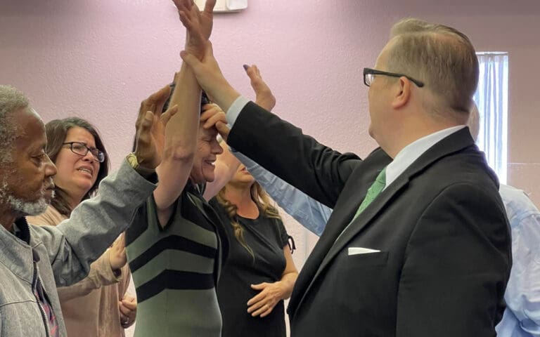 pentecostal church worship prayer 768x480